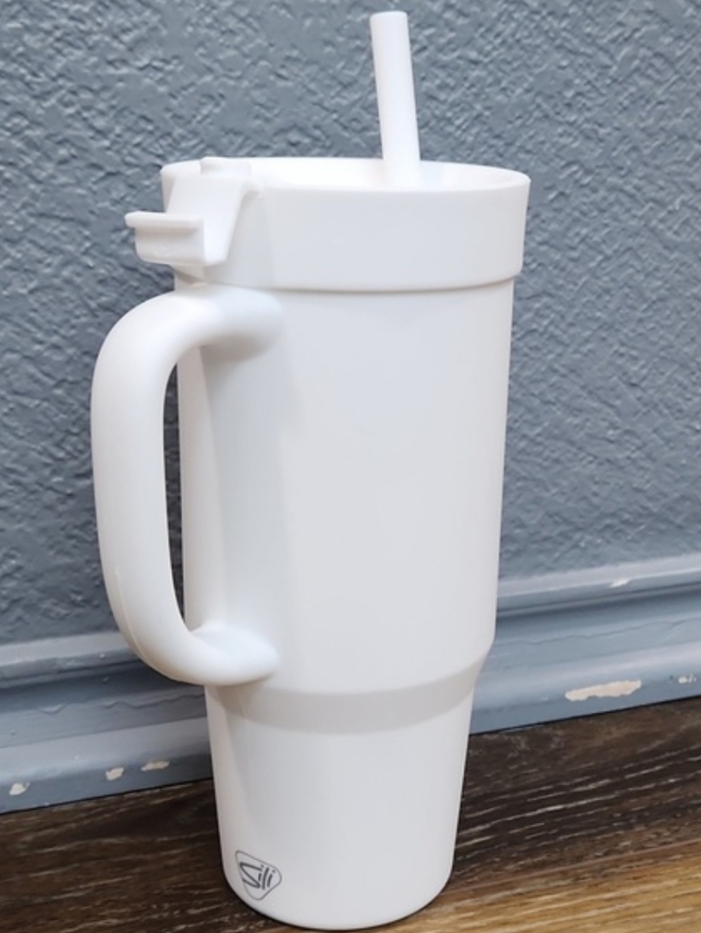 NWOT Silipint 32 oz Straw Humbler Tumbler Classic White